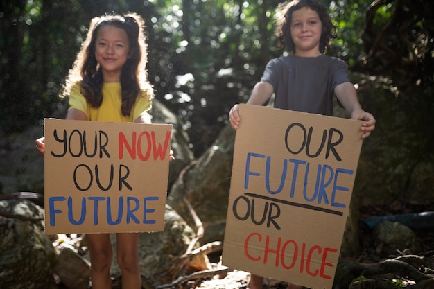 Retrato exterior de niños para el día mundial del medio ambiente.