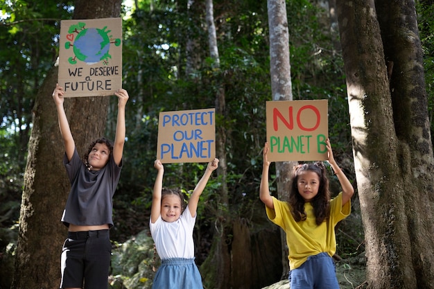 Foto gratuita retrato exterior de niños para el día mundial del medio ambiente.