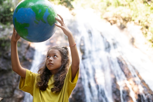 Retrato exterior de niños para el día mundial del medio ambiente.