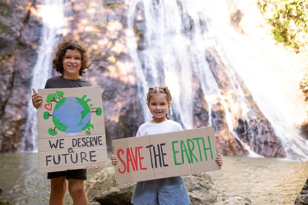 Retrato exterior de niños para el día mundial del medio ambiente.