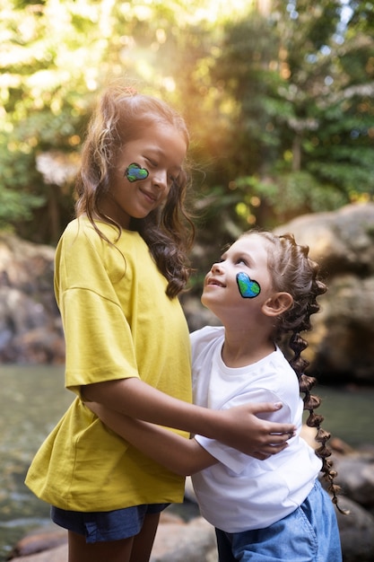 Retrato exterior de niños para el día mundial del medio ambiente.