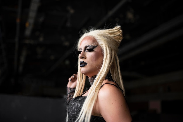 Foto gratuita retrato de fabulosa drag queen con peluca rubia