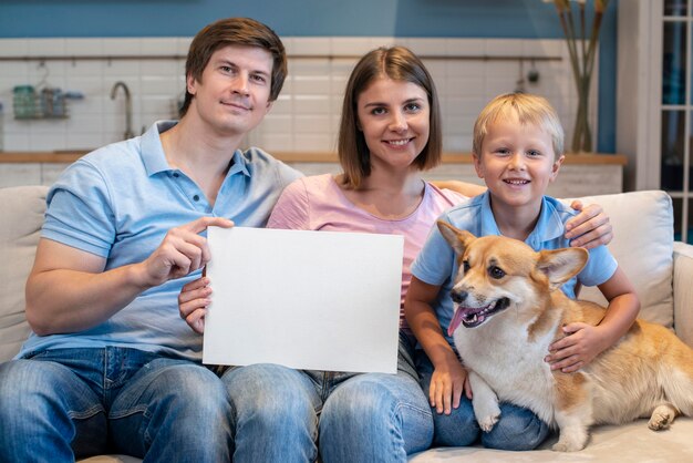 Retrato de familia adorable con perro corgi