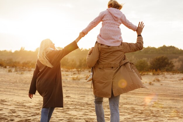 Retrato de una familia alegre con una hija pasando tiempo