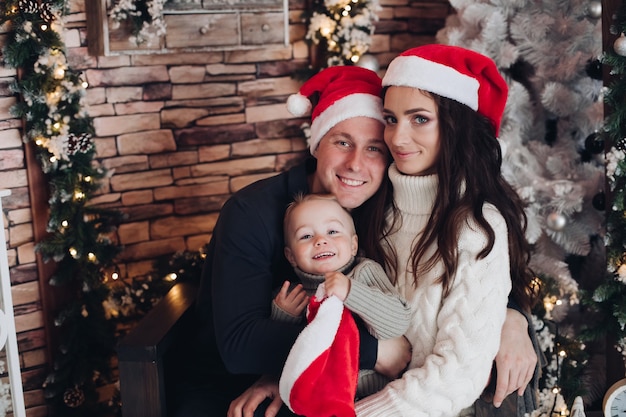 Retrato de una familia alegre con un niño pequeño divirtiéndose juntos