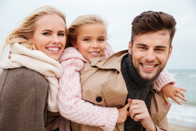 Retrato de una familia alegre con una pequeña hija