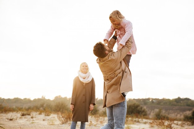 Retrato de una familia alegre con una pequeña hija