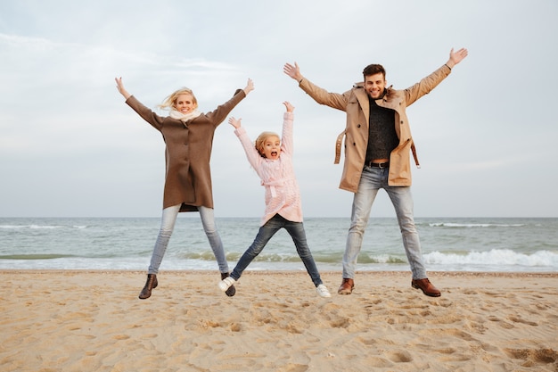 Foto gratuita retrato de una familia alegre con una pequeña hija