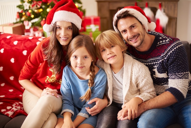 Retrato de familia amorosa en Navidad