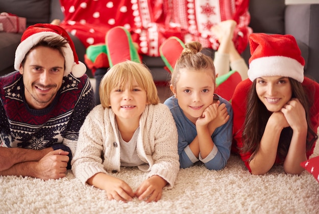 Retrato de familia amorosa en Navidad