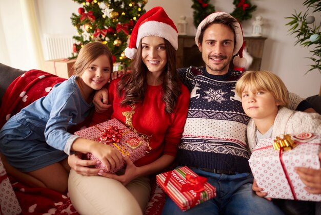 Retrato de familia amorosa en Navidad