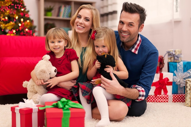 Retrato de familia amorosa en Navidad