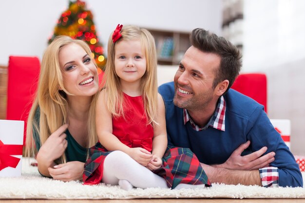 Retrato de familia amorosa en Navidad