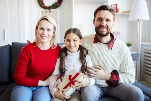 Retrato de familia casual el día de Navidad