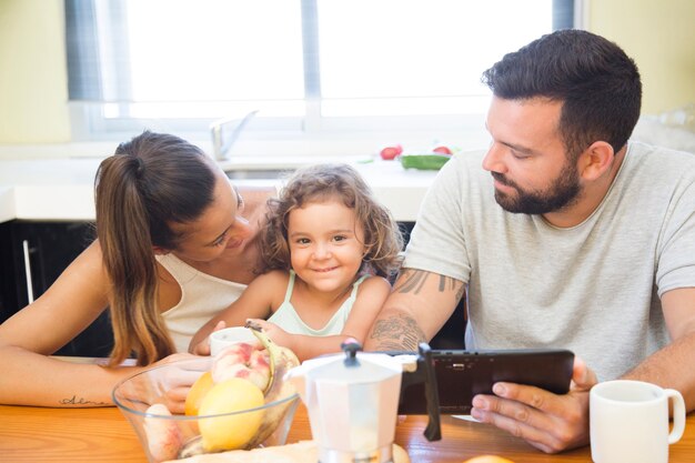 Retrato de una familia desayunando en la mañana