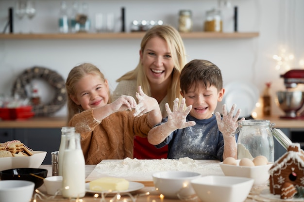 Retrato de familia divirtiéndose en la cocina