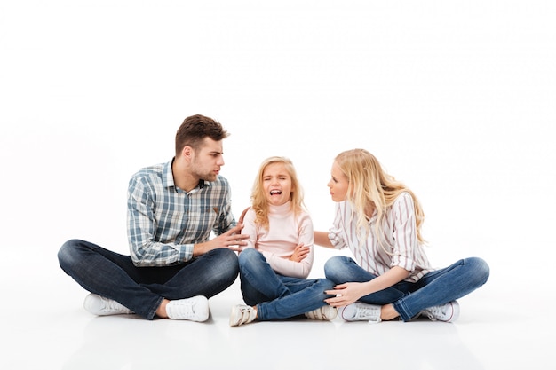 Retrato de una familia enojada sentados juntos