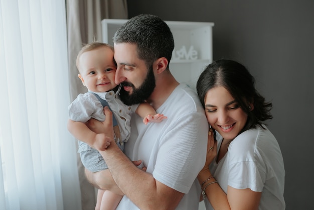 Retrato de familia feliz con un bebé niño.