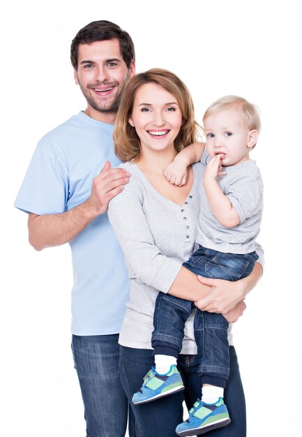 Retrato de la familia feliz con bebé de pie