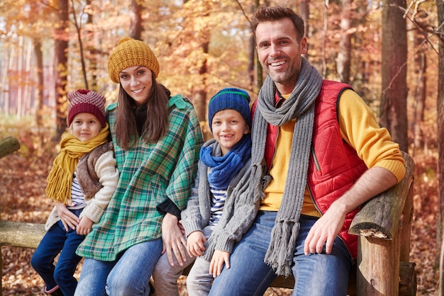 Retrato de familia feliz en el bosque