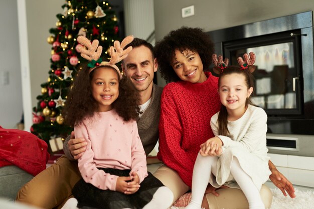 Retrato de familia feliz celebrando la Navidad