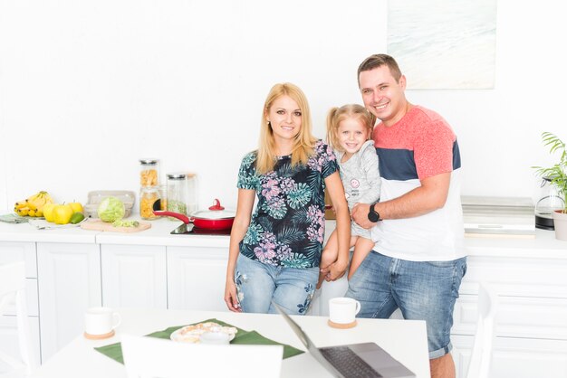 Retrato de una familia feliz en la cocina