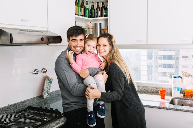 Retrato de una familia feliz en la cocina