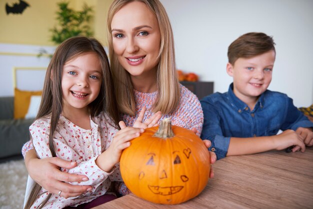 Retrato de familia feliz en Halloween