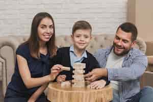 Foto gratuita retrato de familia feliz jugando un juego