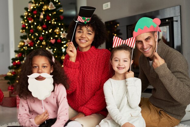 Retrato de familia feliz en máscaras de Navidad