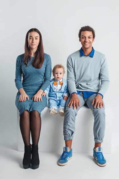 Foto gratuita retrato de familia feliz matrimonio interracial con un bebé