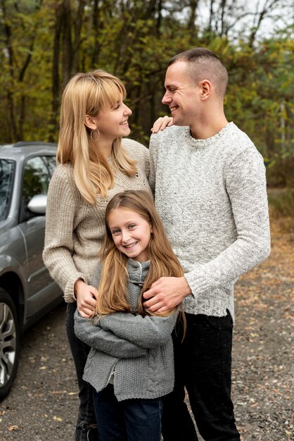 Retrato de familia feliz en la naturaleza