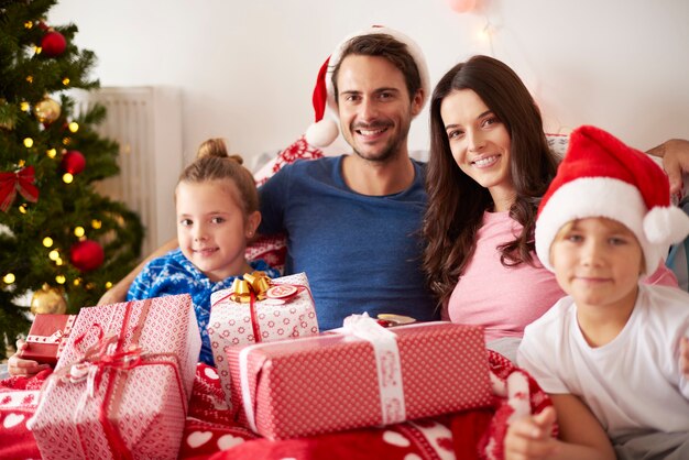 Retrato de familia feliz en Navidad