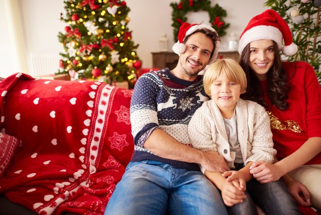 Retrato de familia feliz en Navidad