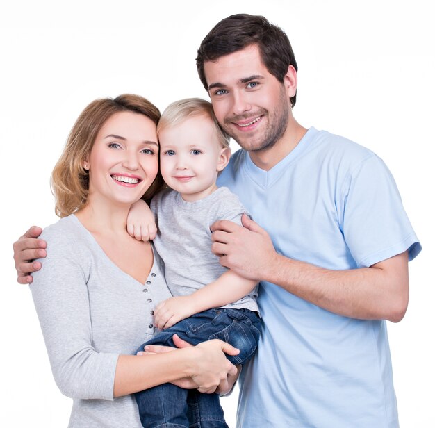 Retrato de la familia feliz con niño pequeño mirando a cámara - aislada