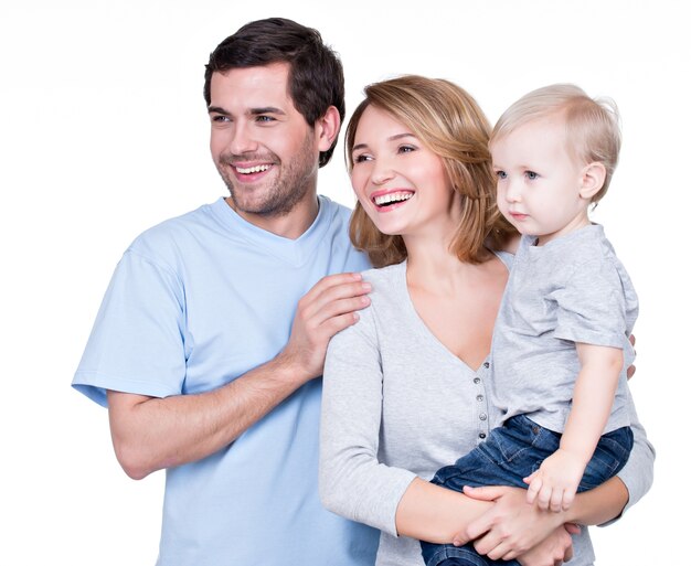 Retrato de la familia feliz con niño pequeño mirando hacia los lados, aislado