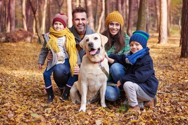 Retrato de familia feliz durante el otoño