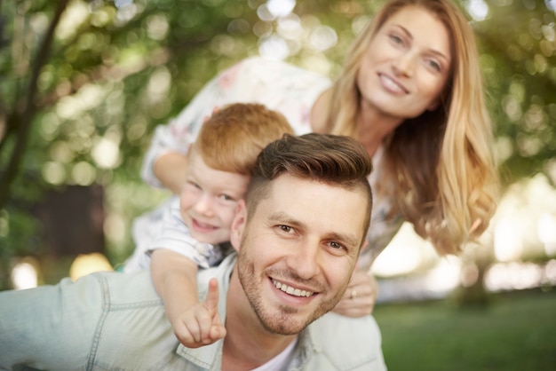 Retrato de familia feliz en el parque