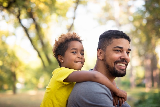 Retrato de familia feliz en el parque