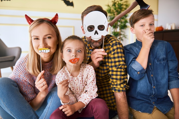 Retrato de familia feliz pasando Halloween juntos en casa