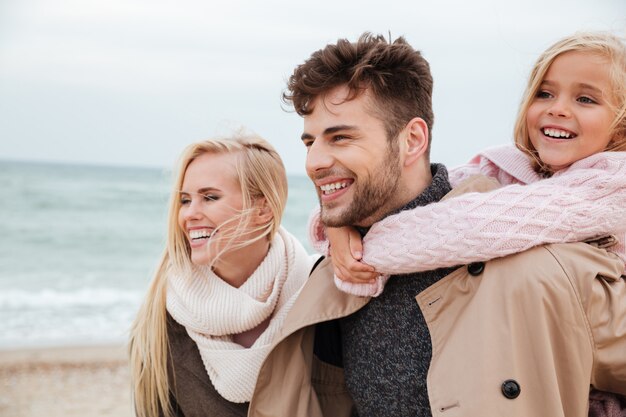 Retrato de una familia feliz con una pequeña hija