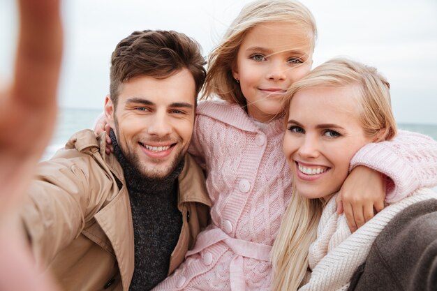 Retrato de una familia feliz con una pequeña hija