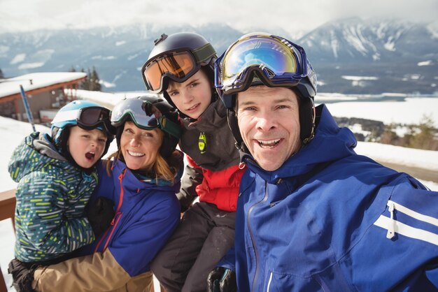 Retrato de familia feliz en ropa de esquí