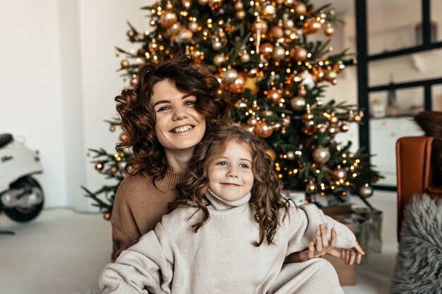 Retrato de familia feliz en ropa tejida celebrando la Navidad y el Año Nuevo