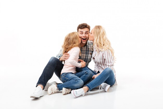 Retrato de una familia feliz sentados juntos