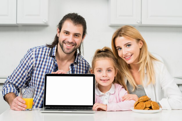 Retrato de familia con galletas y zumo