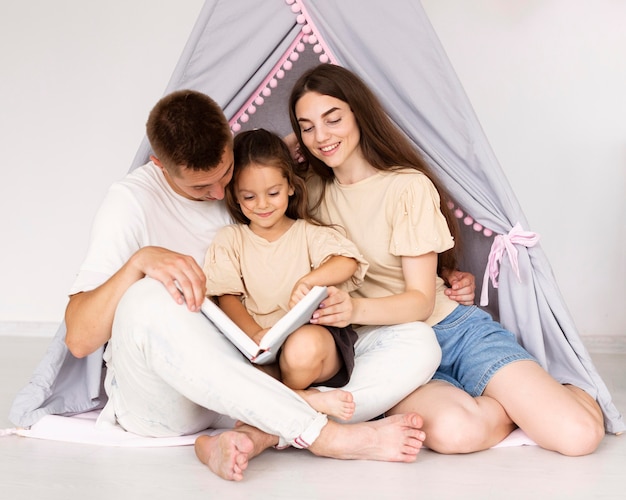 Retrato de familia hermosa en una tienda de campaña