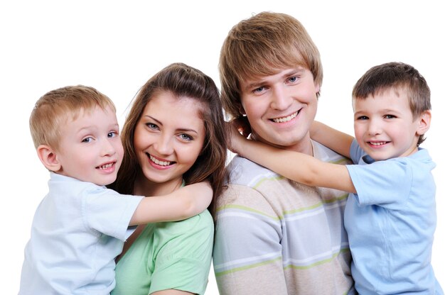 Retrato de familia joven feliz con dos hijos pequeños