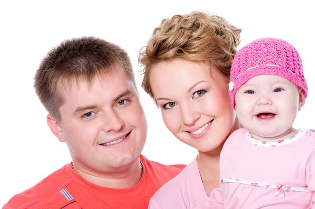 Retrato de familia joven feliz con hermoso bebé en