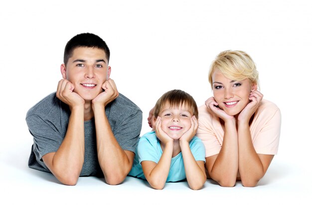 Foto gratuita retrato de una familia joven feliz